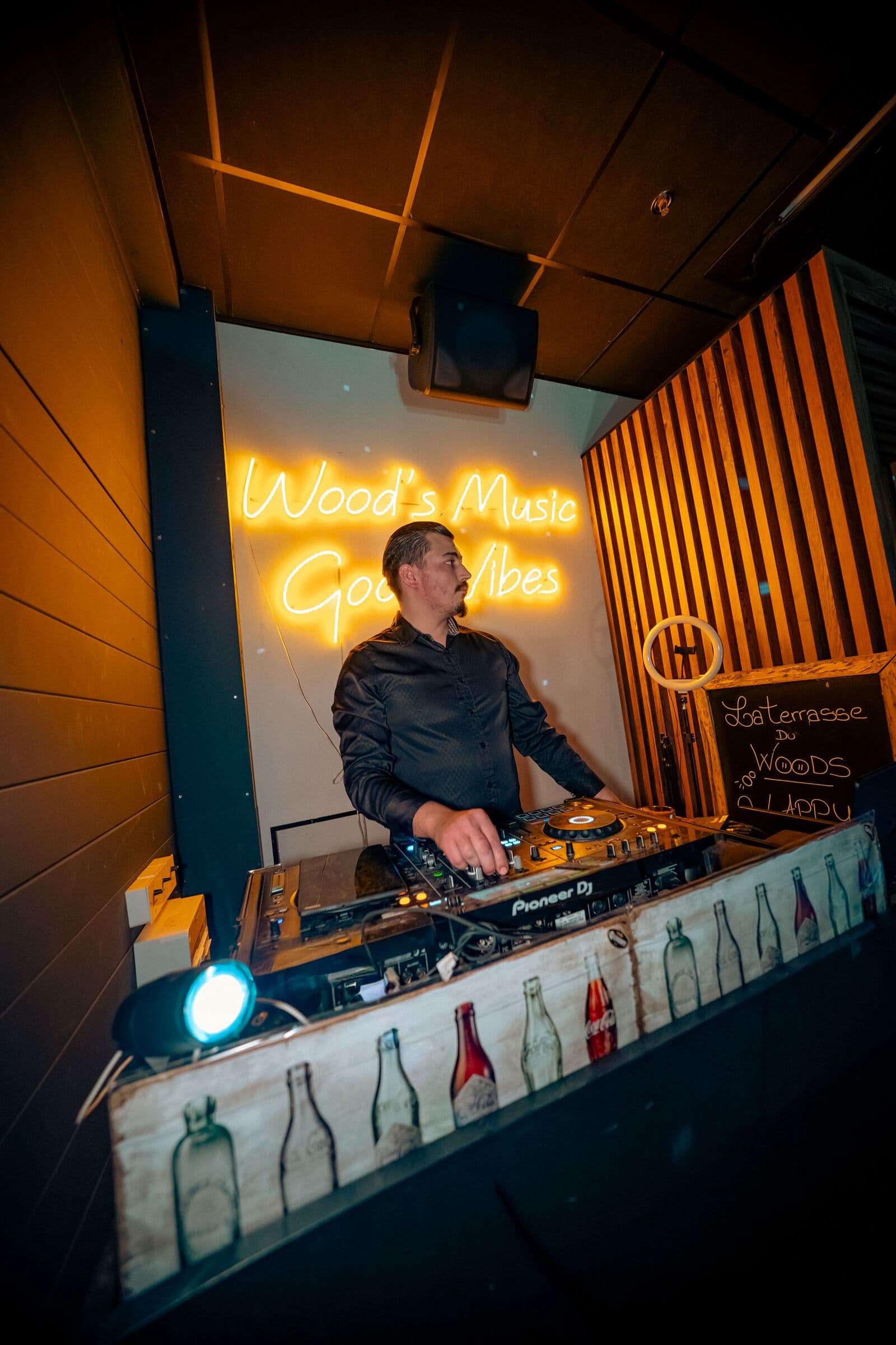 DJ en cabine lors d’une soirée au WOODS