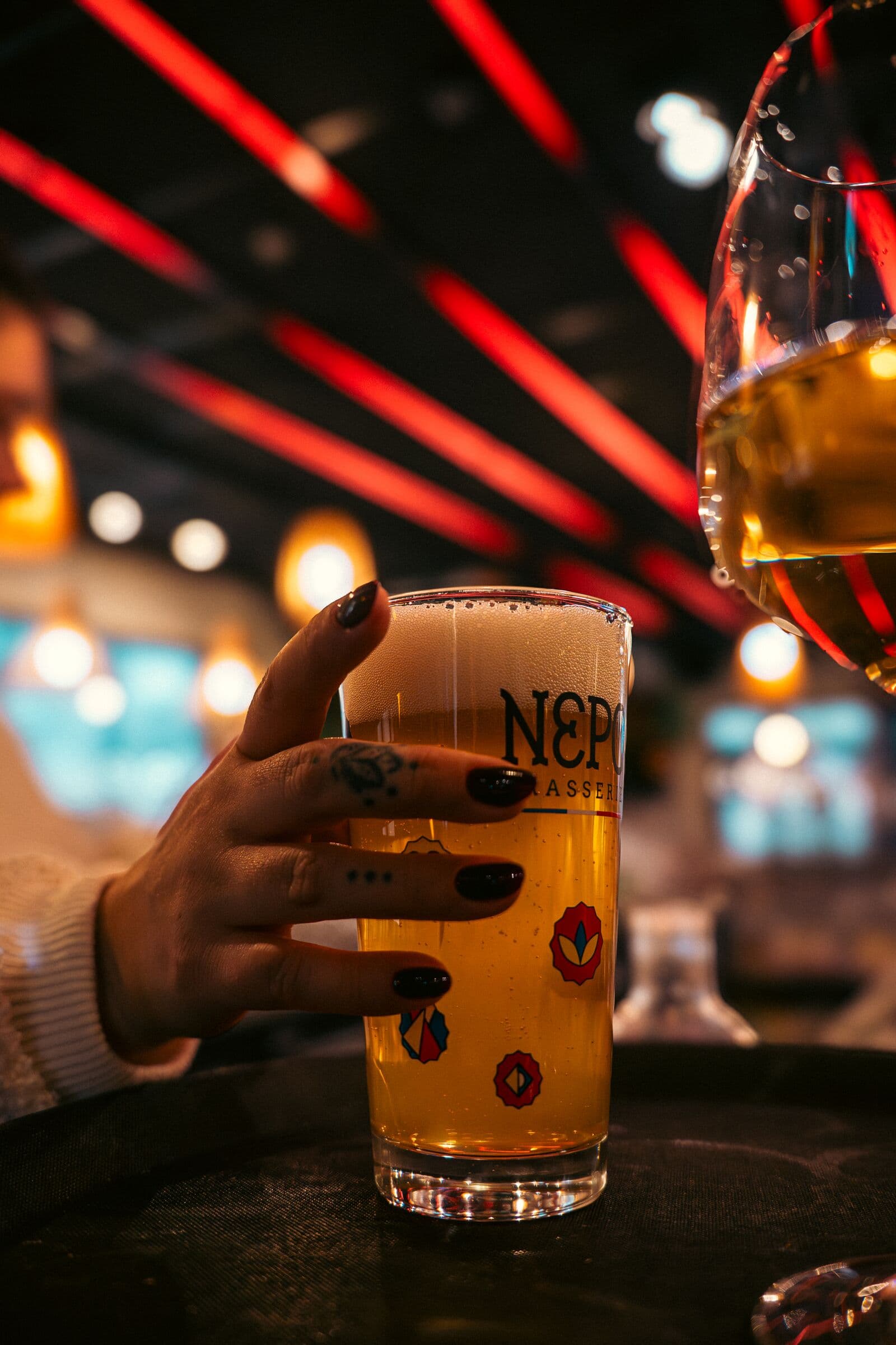 Bière pression sous les néons rouges