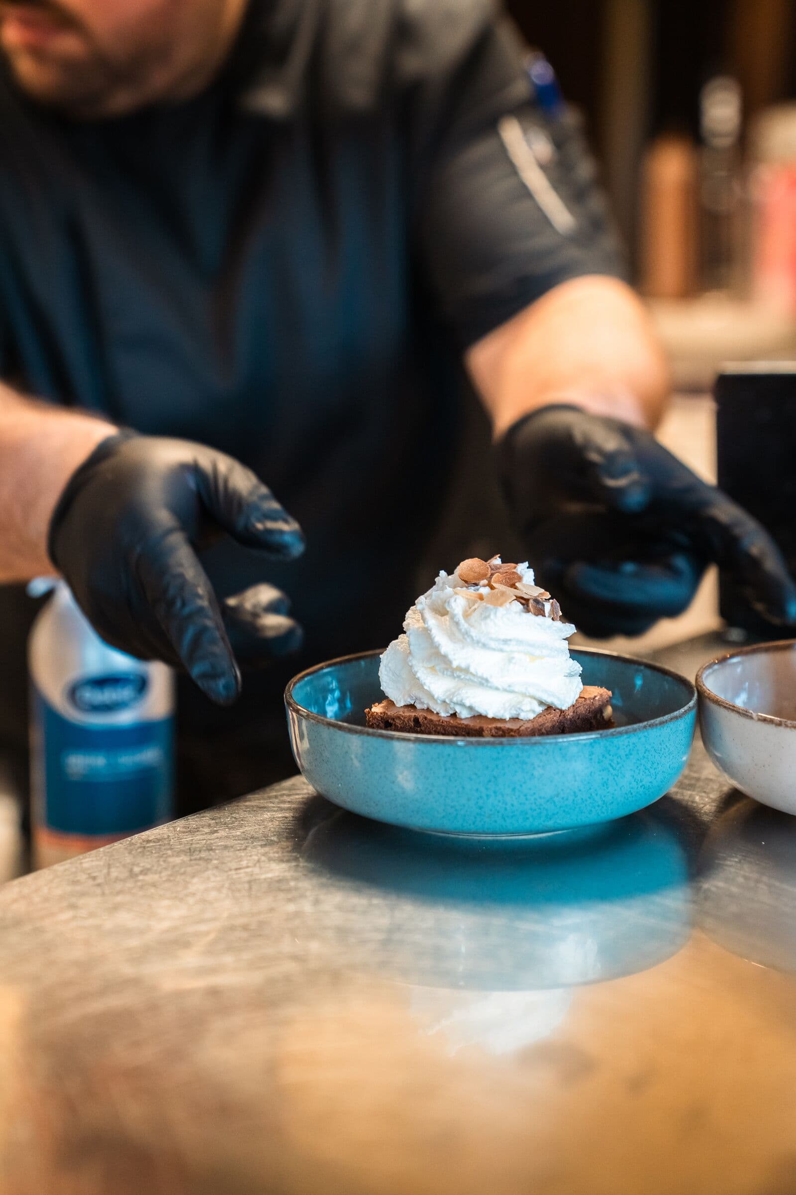 Dessert à la chantilly dressé à la main