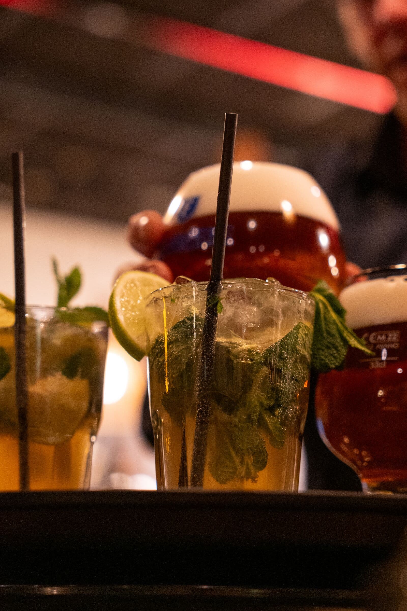 Mojitos au citron vert et à la menthe sur le bar