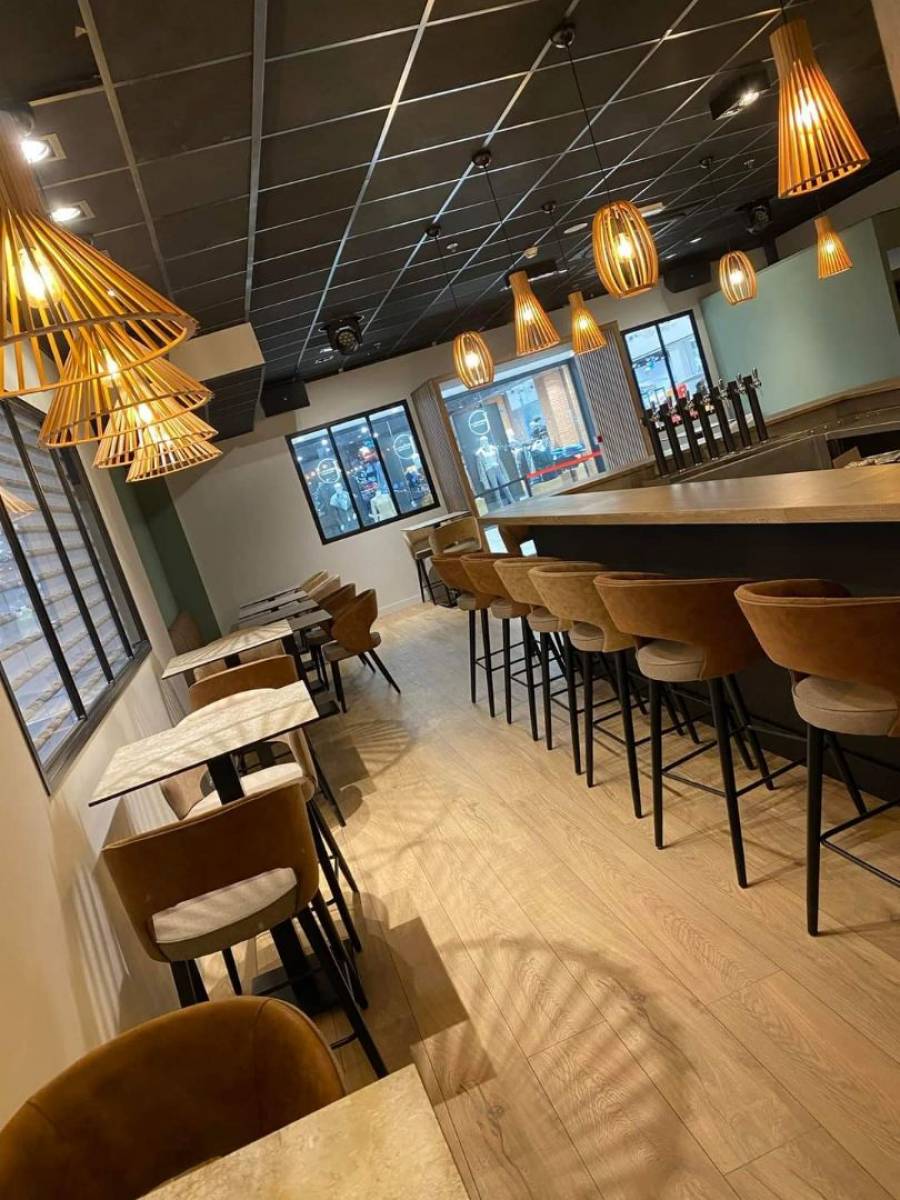 Privatiser une salle de restaurant pour une fête d'anniversaire à Bourgoin-Jallieu au Woods