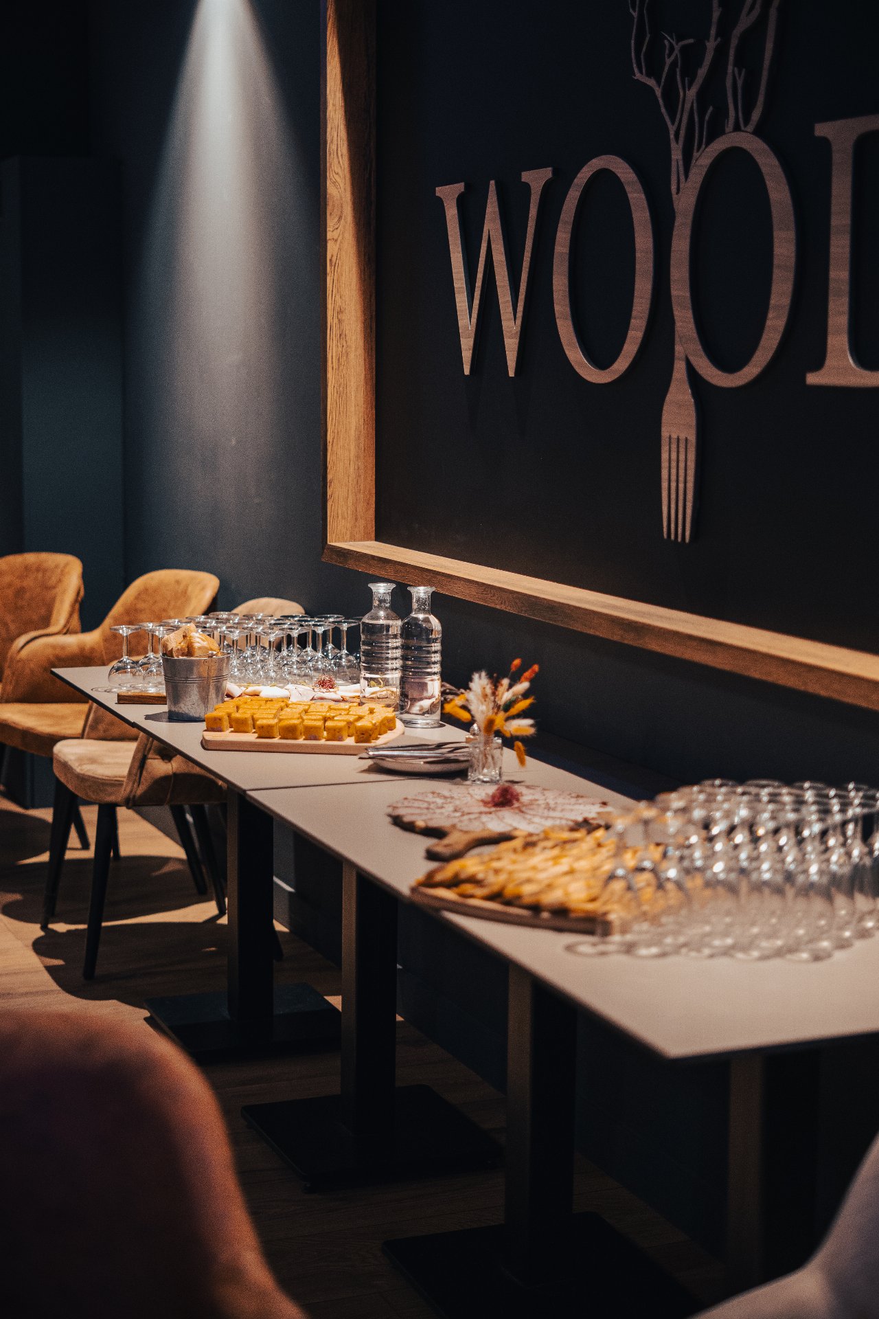 Verrines et apéritifs à partager servi dans la salle privée du Woods.