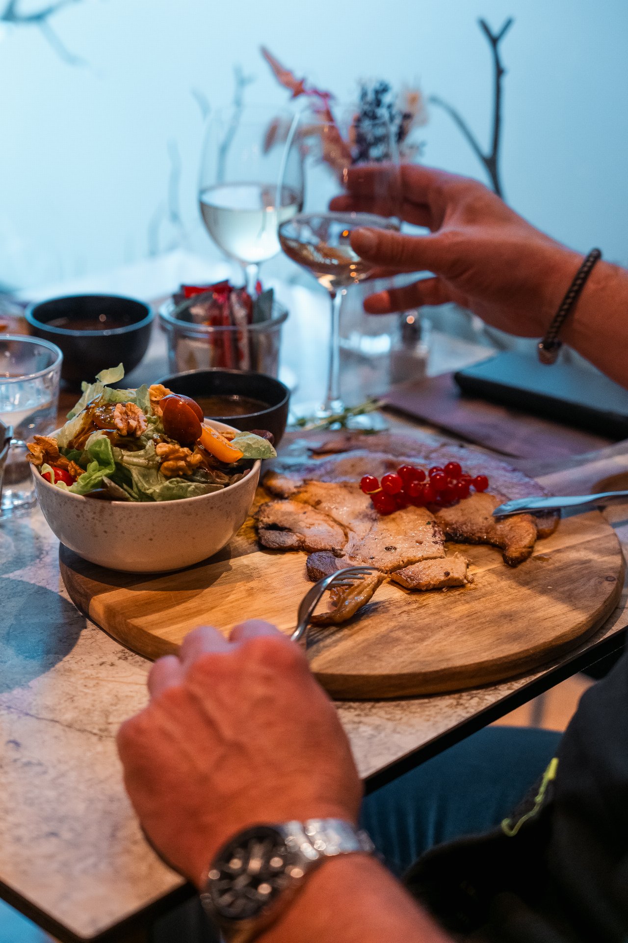 Viande grillé avec accompagnement légumes de saison servi sur un plateau en bois au WOODS.