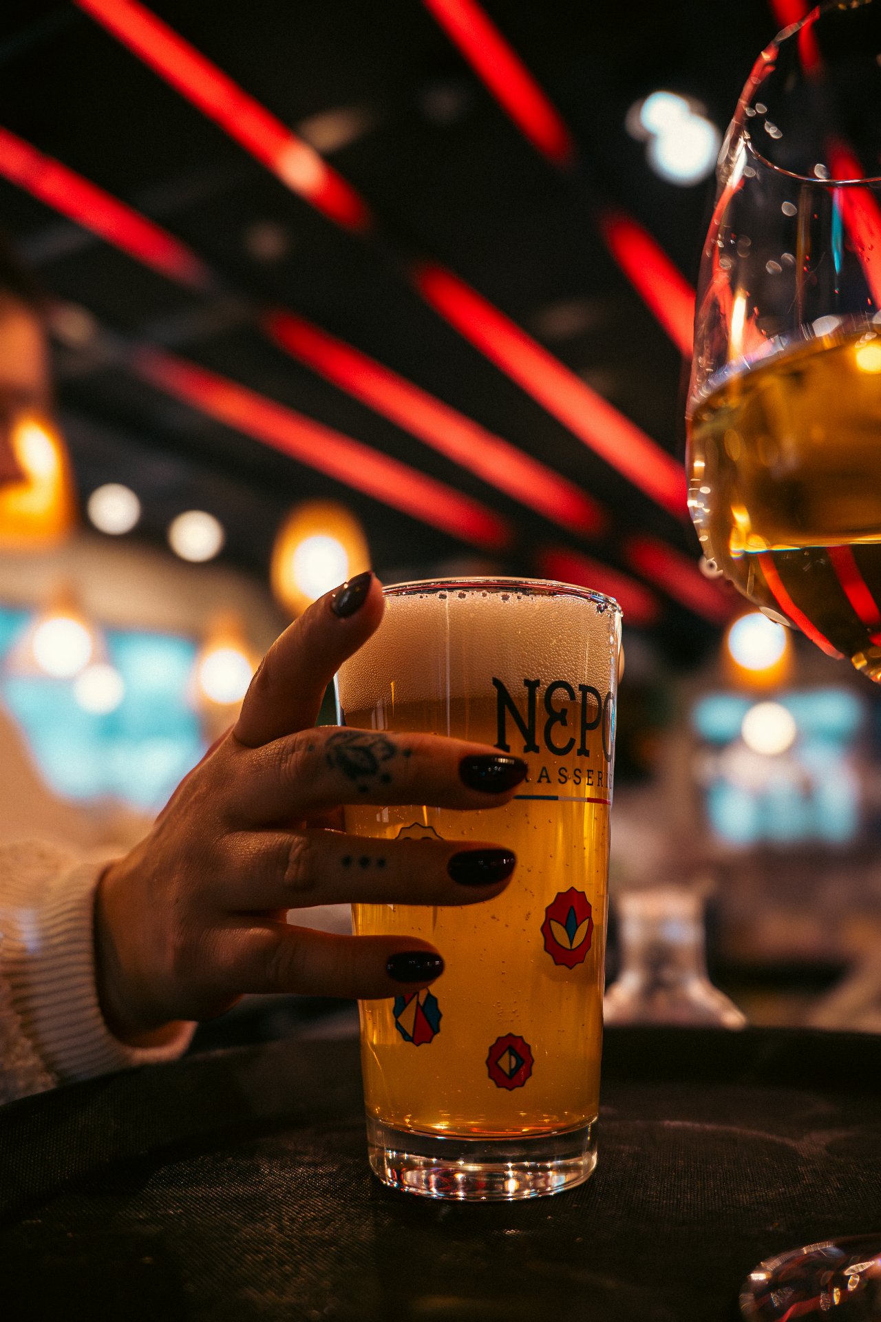 Bière locale servi sur un plateau dans l'ambiance chaleureuse du restaurant Woods Bourgoin