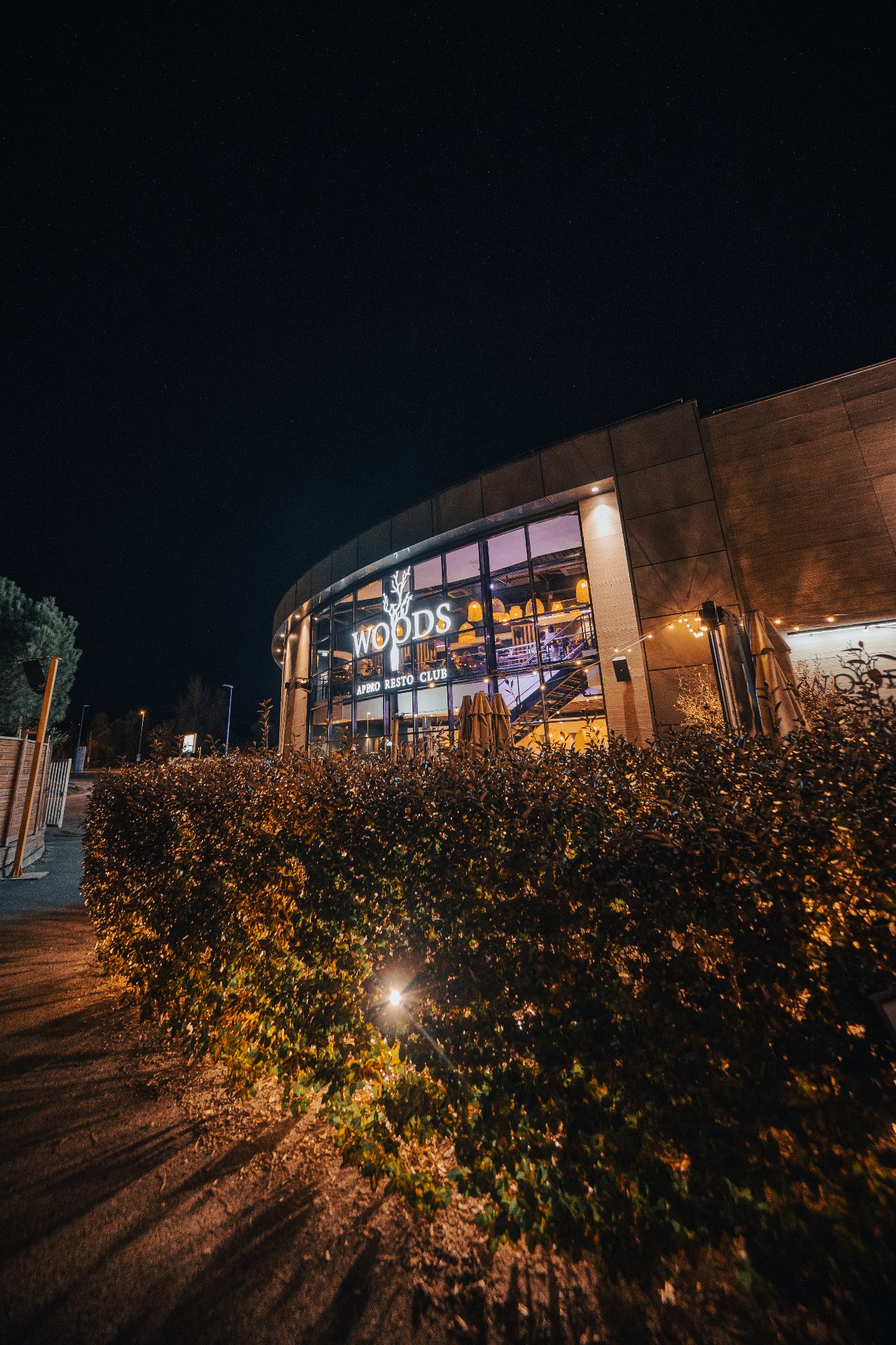 Entrée et enseigne du restaurant WOODS situé au 15 Avenue Henri Barbusse à Bourgoin-Jallieu.